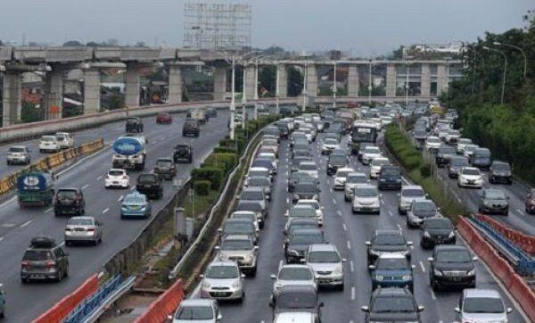 Tronton Terbakar di Tol Japek Pemicu Macet Parah di Bekasi
