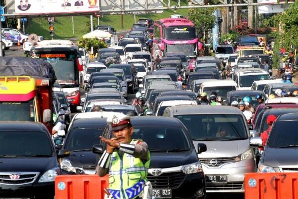 Tronton Terbakar di Tol Japek Pemicu Macet Parah di Bekasi