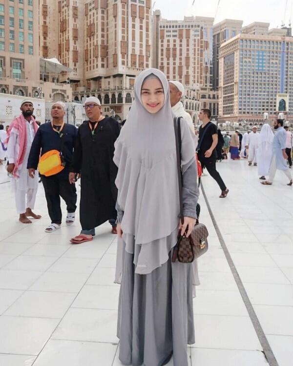 Pengantin Baru, 10 Potret Melody eks JKT48 Umrah Bareng Suami