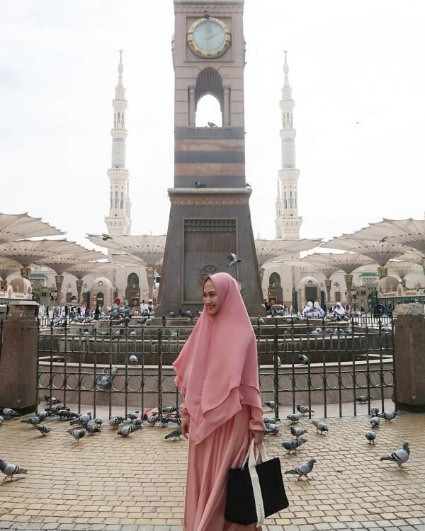 Pengantin Baru, 10 Potret Melody eks JKT48 Umrah Bareng Suami