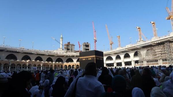 Pengantin Baru, 10 Potret Melody eks JKT48 Umrah Bareng Suami