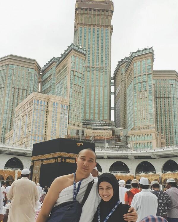 Pengantin Baru, 10 Potret Melody eks JKT48 Umrah Bareng Suami