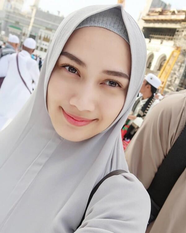 Pengantin Baru, 10 Potret Melody eks JKT48 Umrah Bareng Suami