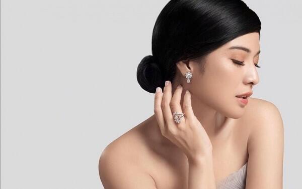 10 Inspirasi Tata Rambut ke Kondangan yang Bikin Semua Orang Pangling