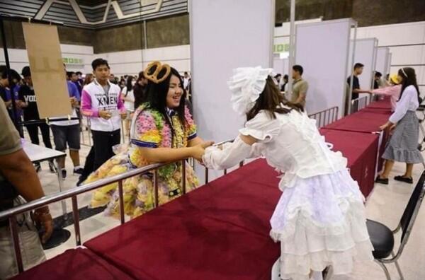 Kocak, 15 Foto Parodi Outfit Artis ini Terbuat dari Makanan Lho!