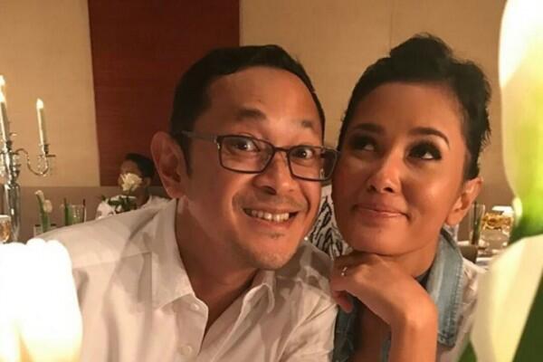 Jarang Terekspos, Ini 10 Potret Kemesraan Titi Rajo Bintang dan Suami!