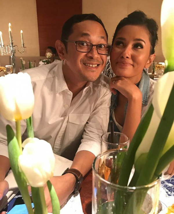 Jarang Terekspos, Ini 10 Potret Kemesraan Titi Rajo Bintang dan Suami!