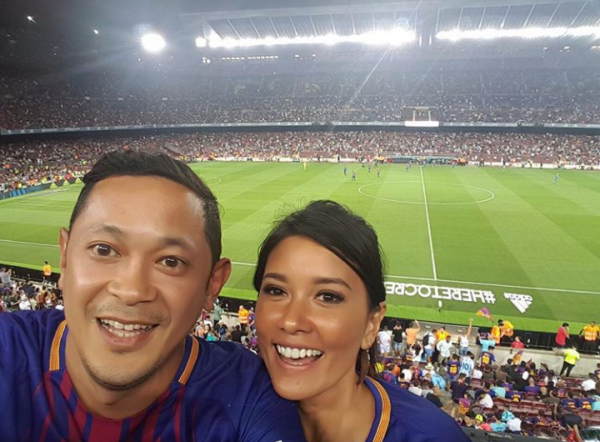 Jarang Terekspos, Ini 10 Potret Kemesraan Titi Rajo Bintang dan Suami!