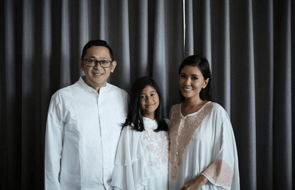 Jarang Terekspos, Ini 10 Potret Kemesraan Titi Rajo Bintang dan Suami!