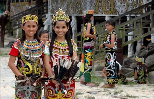 Bikin Kagum, 6 Rahasia Kecantikan Wanita Dayak yang Wajib Kamu Tahu