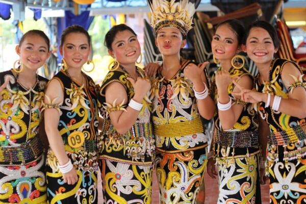Bikin Kagum, 6 Rahasia Kecantikan Wanita Dayak yang Wajib Kamu Tahu