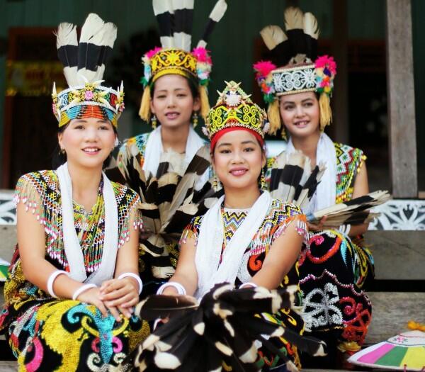 Bikin Kagum, 6 Rahasia Kecantikan Wanita Dayak yang Wajib Kamu Tahu