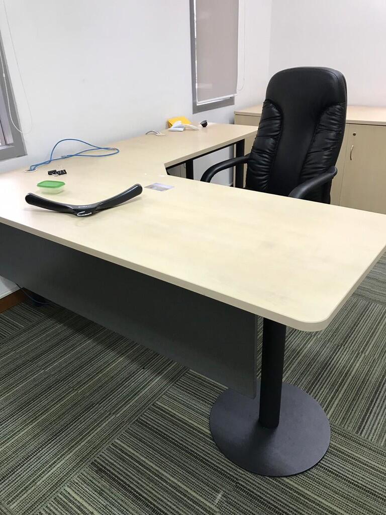 Meja kantor direktur kaki besi