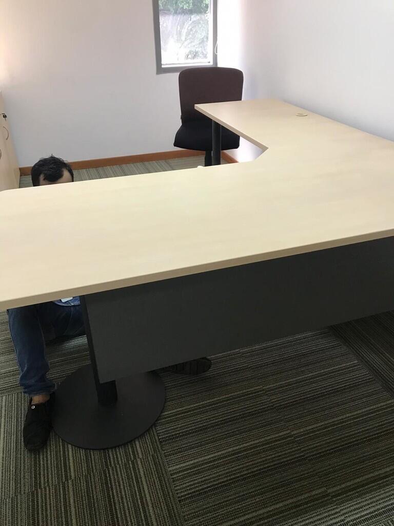 Meja kantor direktur kaki besi