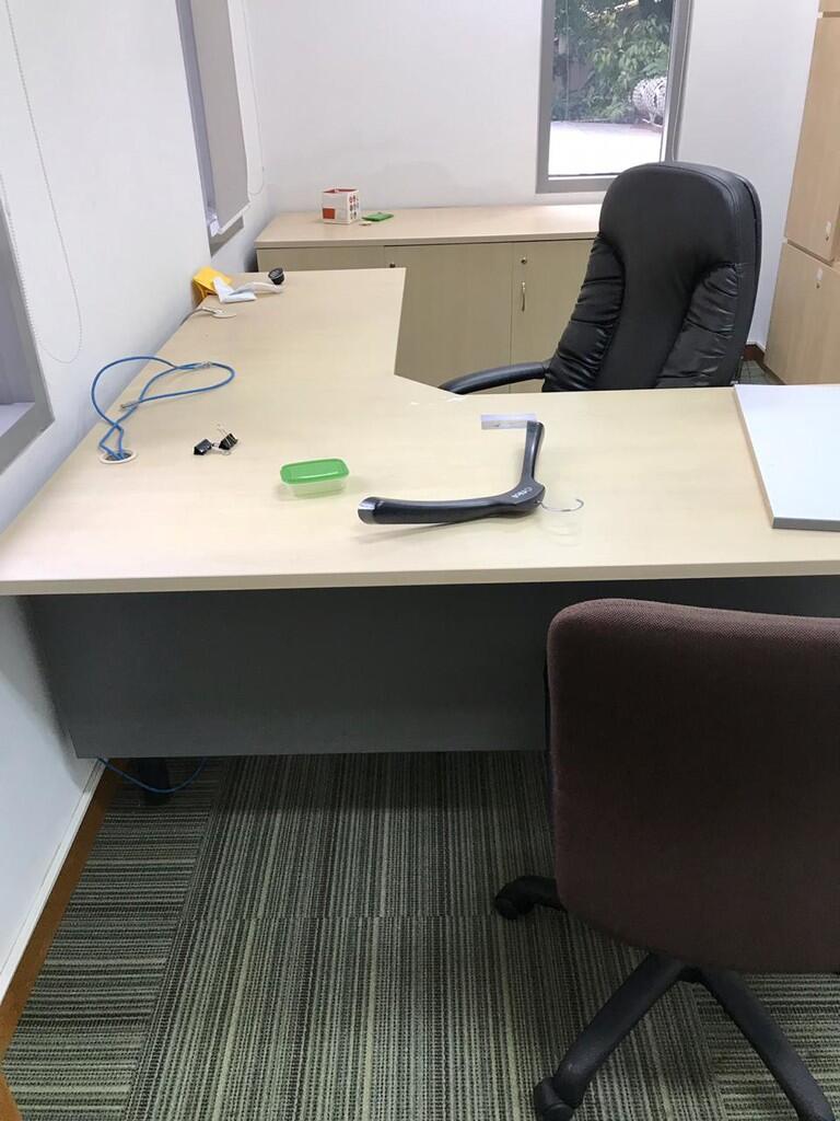 Meja kantor direktur kaki besi
