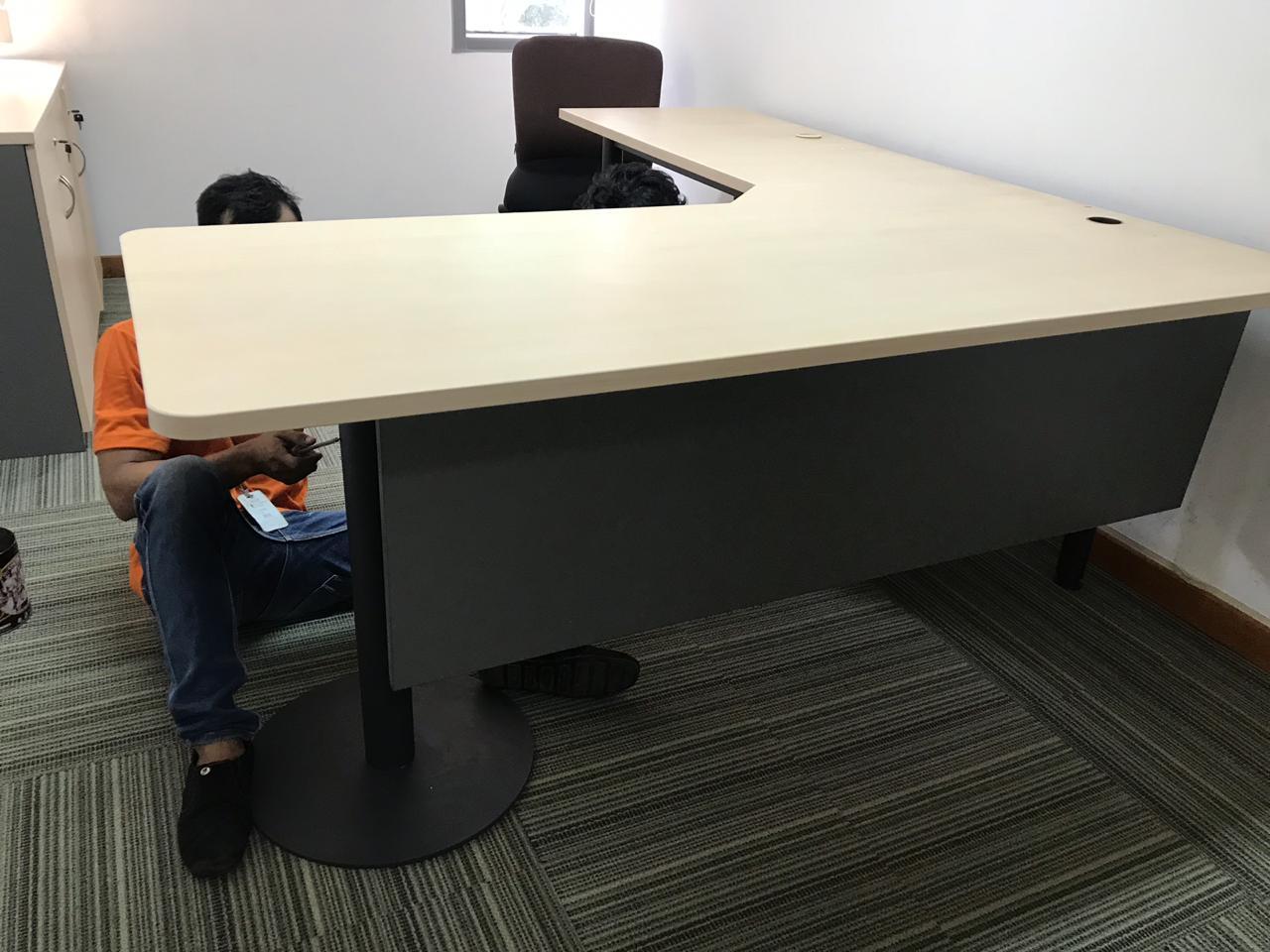 Meja kantor direktur kaki besi