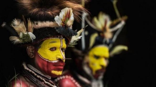 Menjadi Pebinor dan 6 Tradisi Nyeleneh dari Suku di Dunia