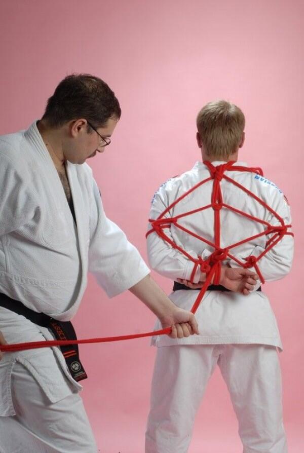8 Fakta Hojōjutsu: Bela Diri dengan Tali Temali, Sudah Tahu Belum?