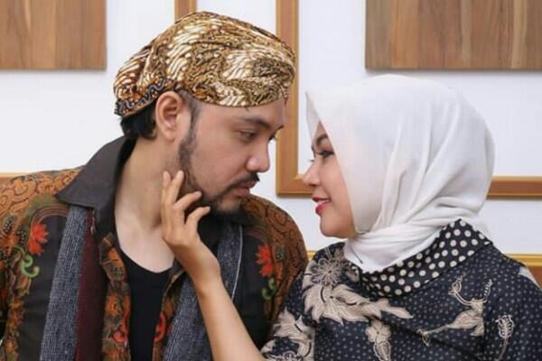 Nikah Diam-diam, Ini 10 Potret Romantis Sandy Tumiwa dan Istri Barunya