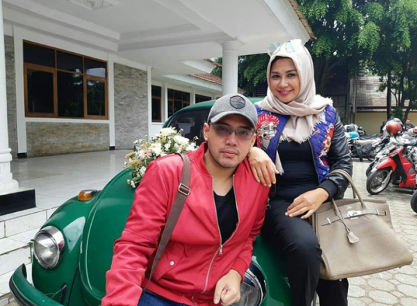 Nikah Diam-diam, Ini 10 Potret Romantis Sandy Tumiwa dan Istri Barunya