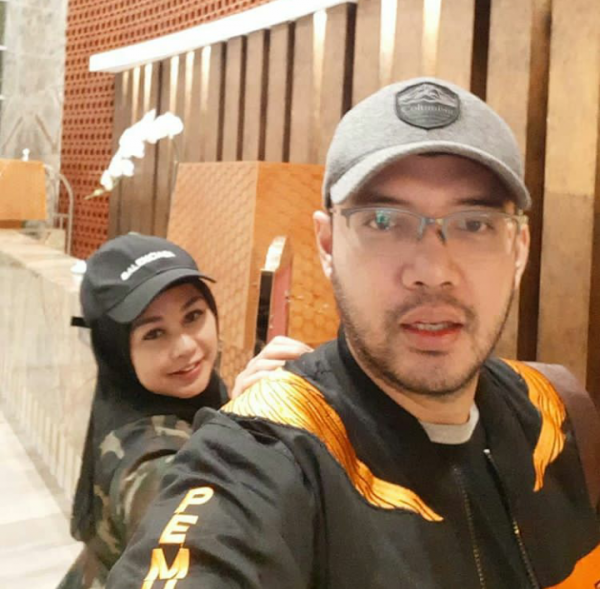 Nikah Diam-diam, Ini 10 Potret Romantis Sandy Tumiwa dan Istri Barunya