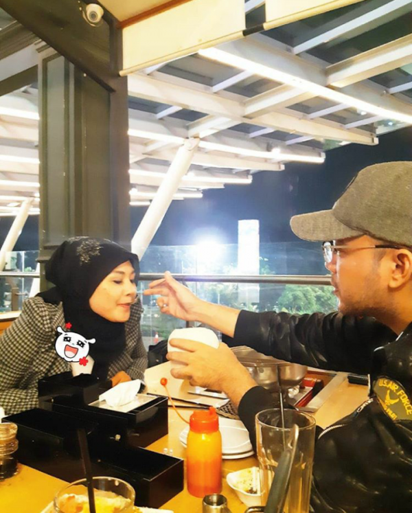Nikah Diam-diam, Ini 10 Potret Romantis Sandy Tumiwa dan Istri Barunya