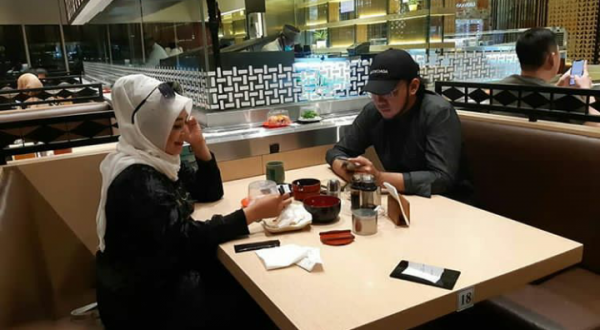 Nikah Diam-diam, Ini 10 Potret Romantis Sandy Tumiwa dan Istri Barunya
