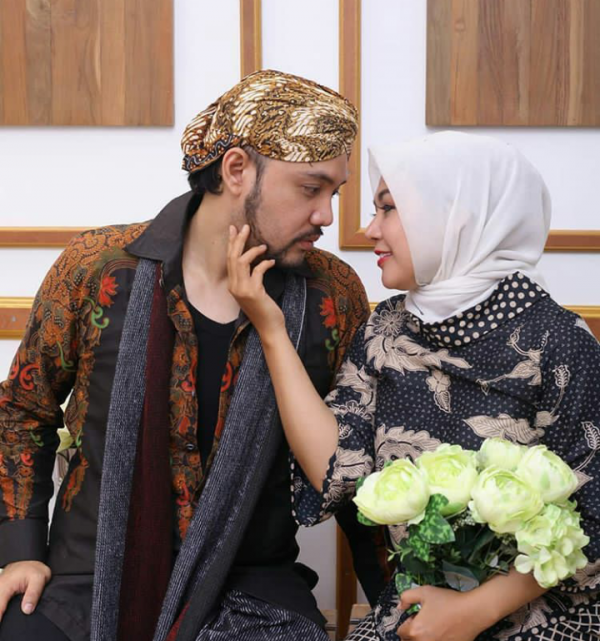 Nikah Diam-diam, Ini 10 Potret Romantis Sandy Tumiwa dan Istri Barunya