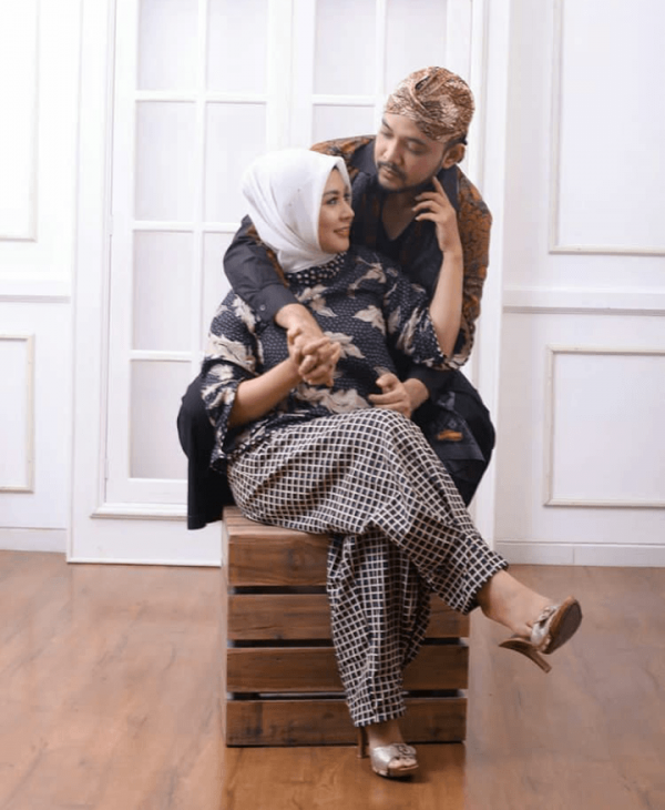 Nikah Diam-diam, Ini 10 Potret Romantis Sandy Tumiwa dan Istri Barunya