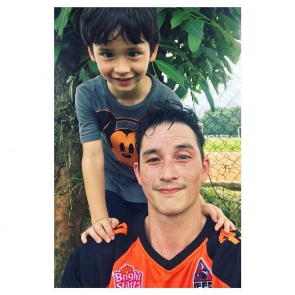10 Momen Kedekatan Mike Lewis dan Anaknya, Bikin Haru!