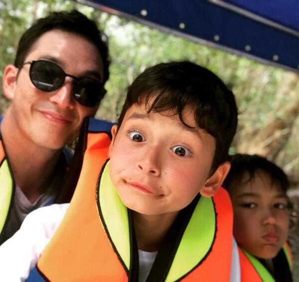 10 Momen Kedekatan Mike Lewis dan Anaknya, Bikin Haru!