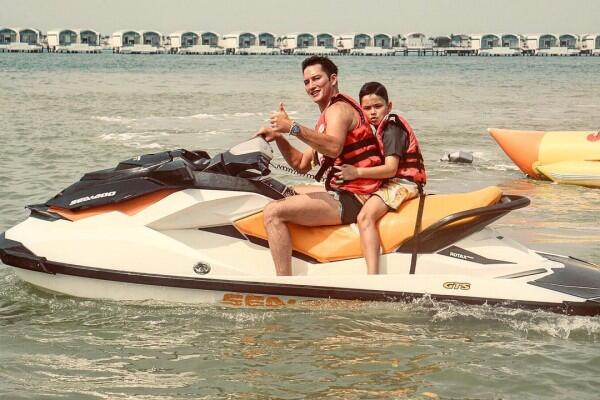 10 Momen Kedekatan Mike Lewis dan Anaknya, Bikin Haru!