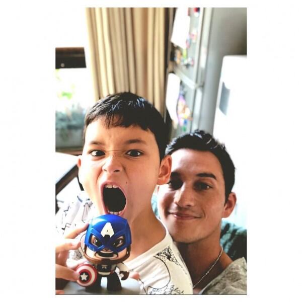 10 Momen Kedekatan Mike Lewis dan Anaknya, Bikin Haru!