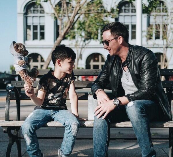 10 Momen Kedekatan Mike Lewis dan Anaknya, Bikin Haru!