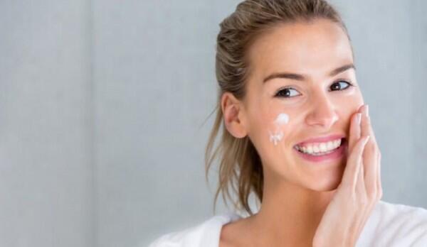 5 Tips Hindari Cakey Saat Pakai Foundation, Rahasia Makeup Paripurna