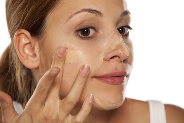 5 Tips Hindari Cakey Saat Pakai Foundation, Rahasia Makeup Paripurna