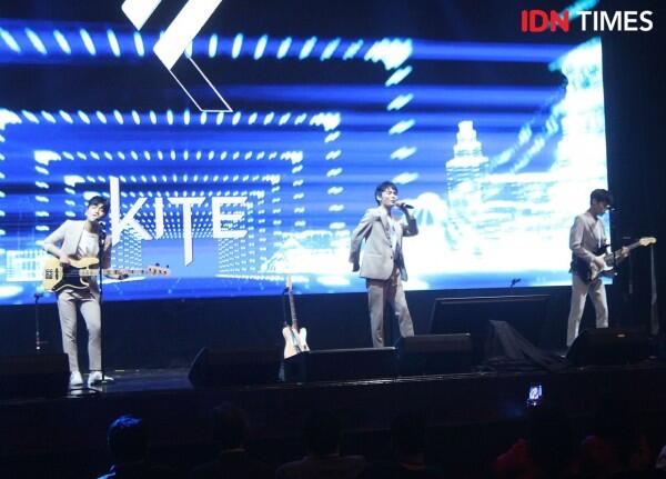 10 Potret KARD hingga Golden Child di Konser Amal untuk Korban Palu
