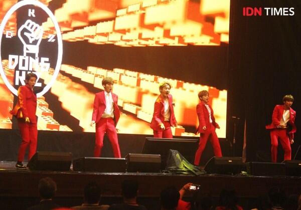 10 Potret KARD hingga Golden Child di Konser Amal untuk Korban Palu