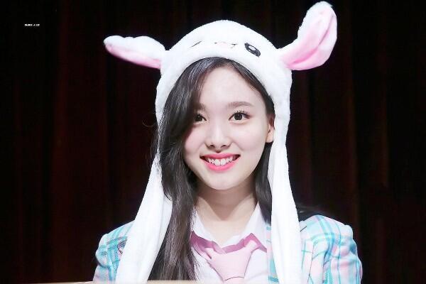 Bukan Maknae di Grup, 6 Idol KPop Ini Punya Wajah Baby Face Lho!
