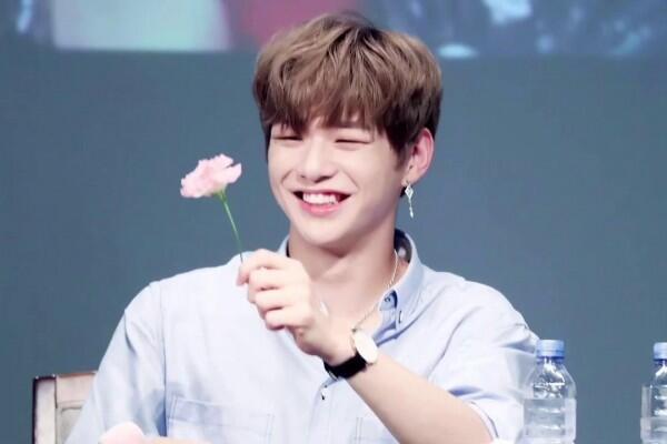 Bukan Maknae di Grup, 6 Idol KPop Ini Punya Wajah Baby Face Lho!