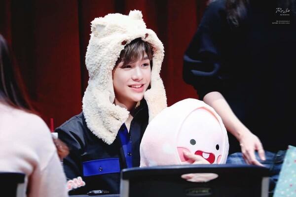 Bukan Maknae di Grup, 6 Idol KPop Ini Punya Wajah Baby Face Lho!