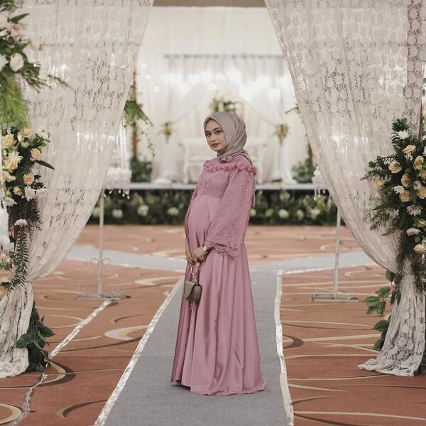 10 Inspirasi Gaya Hijab Ibu Hamil buat Kondangan, Bak Putri Sehari!