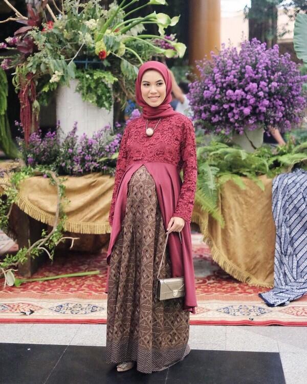 10 Inspirasi Gaya Hijab Ibu Hamil buat Kondangan, Bak Putri Sehari!
