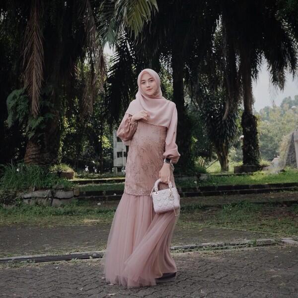 10 Inspirasi Gaya Hijab Ibu Hamil buat Kondangan, Bak Putri Sehari!