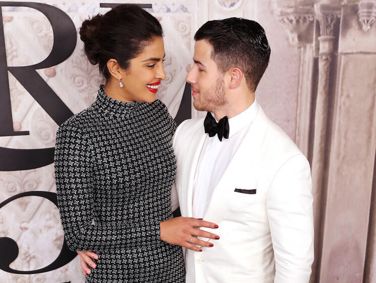 Intip Isi Tas Hadiah Pernikahan Nick Jonas dan Priyanka Chopra