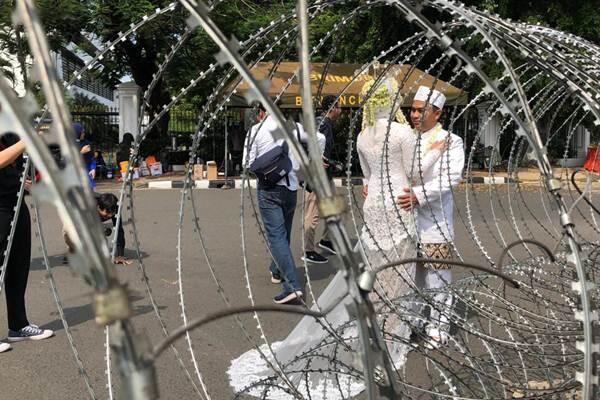 Unik! Pengantin Ginanjar dan Irna Manfaatkan Momen Reuni 212 untuk Sesi Foto