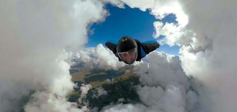 Awan Cantik Langit Aussie yang Bikin Lo Bisa Minat Jajal Wingsuit Flying