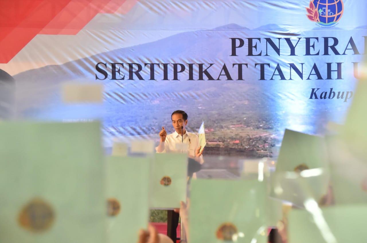 Presiden Serahkan 3.000 Sertifikat Hak Atas Tanah di Bogor