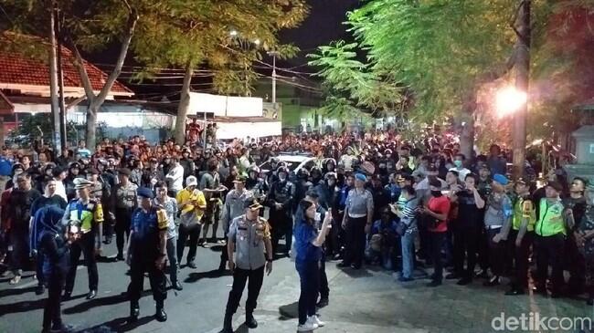 Massa Ormas Datangi dan Kepung Asrama Mahasiswa Papua di Surabaya