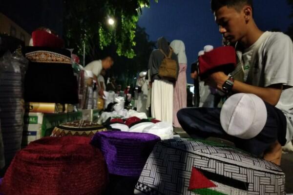 Massa Reuni 212 Membeludak, Dagangan Pria Ini Ludes Seketika